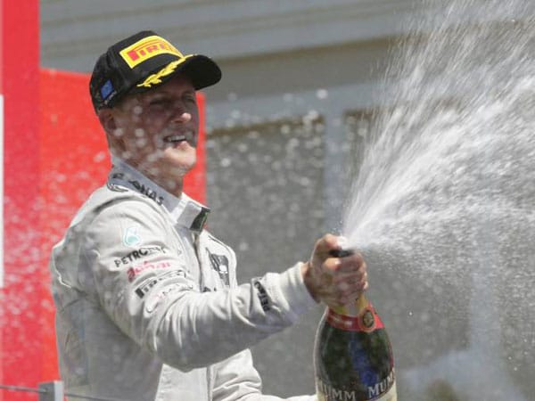 in Valencia hat dann auch mal Schumi Glück. Er profitiert von den Ausfällen von Vettel, Hamilton, Maldonado und Grosjean. Zum ersten Mal seit seinem Comeback steht der Rekordweltmeister wieder auf dem Podest bei einem Grand Prix.