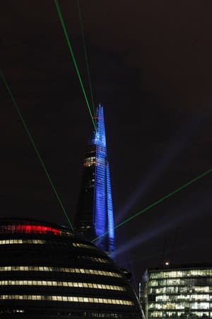 Laserstrahlen von der Glas- und Stahlfassade des 310 Meter hohen Shard-Turms erhellten den Nachthimmel.