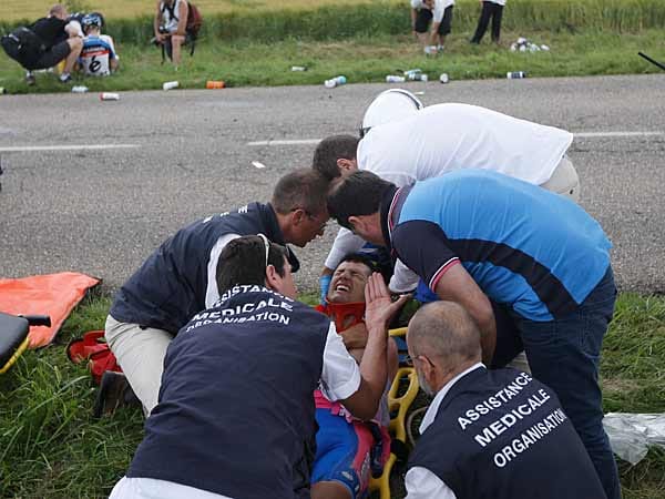 Schmerzhafter Moment: Der Italiener Davide Vigano wird während der sechsten Etappe medizinisch betreut. Ein schwerer Sturz, bei dem er sich einen Schlüsselbeinbruch zuzog, bedeutete für den Lampre-Rennfahrer das vorzeitige Tour-Aus.