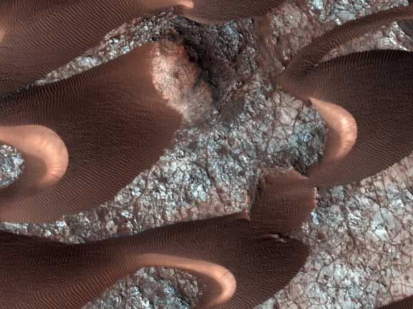 Mars: Wandernde Dünen im Krater Nili Patera, aufgenommen von der Sonde "Reconnaissance Orbiter"