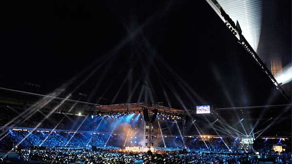 Lasershow im Stade de Suisse in Bern. Vor dem WM-Fight zwischen Wladimir Klitschko und Tony Thompson ziehen die Veranstalter alle Register.