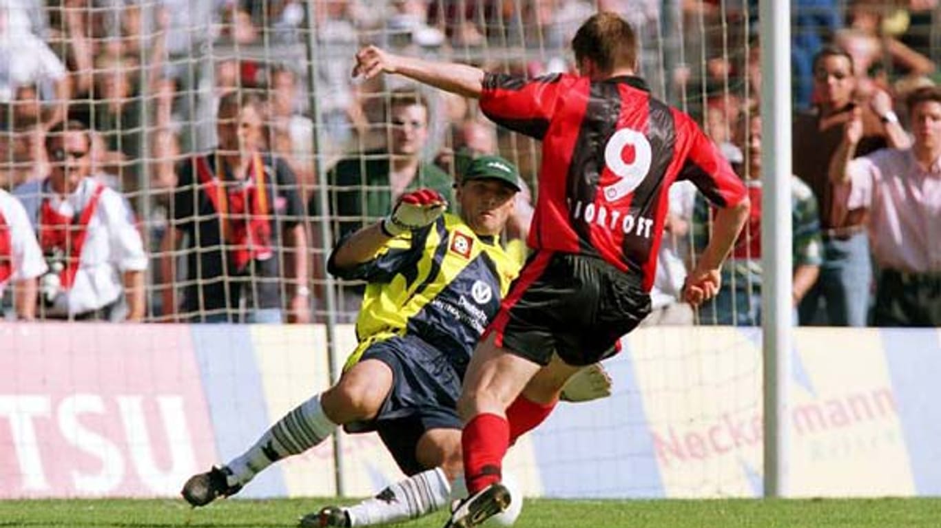 Jan-Aage Fjörtoft macht sich unsterblich: Sein Treffer zum 5:1 bedeutet den Klassenerhalt für Eintracht Frankfurt.