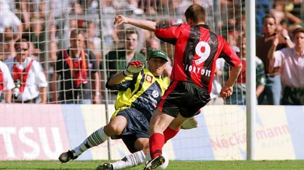 Jan-Aage Fjörtoft macht sich unsterblich: Sein Treffer zum 5:1 bedeutet den Klassenerhalt für Eintracht Frankfurt. Jan-Aage Fjörtoft macht sich unsterblich: Sein Treffer zum 5:1 bedeutet den Klassenerhalt für Eintracht Frankfurt.