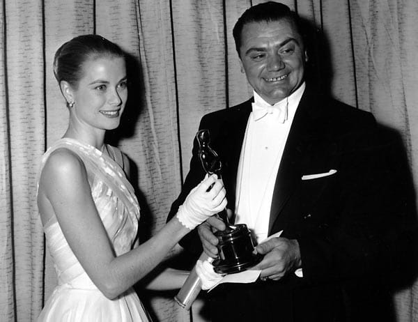 Die schöne Grace Kelly posierte im März 1956 mit dem Oscar-Preisträger Borgnine.