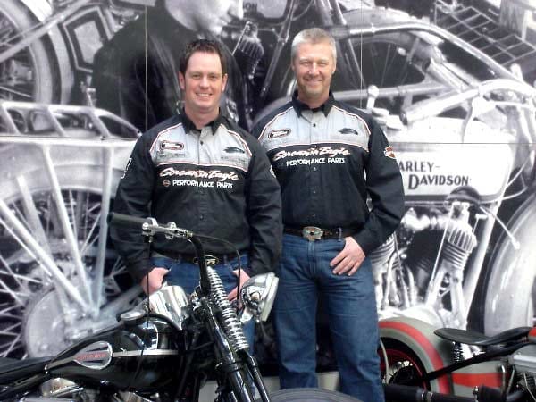 Heute leitet Thomas Trapp (rechts im Bild) zusammen mit seinen beiden Kompagnons Matthias Korte und Matthias Meier (Links) den größten Harley-Stützpunkt Deutschlands: die Harley Factory in Frankfurt.