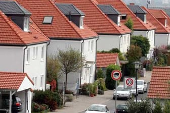 Reihenhäuser in einer Siedlung (Symbolbild): Bayern will höhere Freibeträge bei der Erbschaftssteuer.