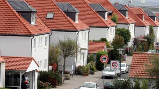 Reihenhäuser in einer Siedlung (Symbolbild): Bayern will höhere Freibeträge bei der Erbschaftssteuer.