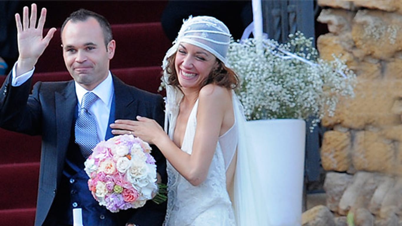 Spaniens EM-Star Andrés Iniesta hat seine Lebensgefährtin Anna Ortiz geheiratet.