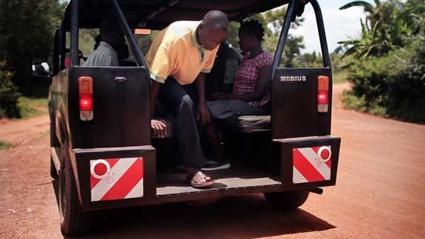 Fahrzeuge in Afrika müssen viel wegstecken können - hohe Zuladung und viel Bodenfreiheit sind Pflicht im Lastenheft.