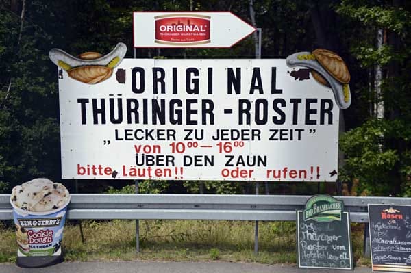 Ein Schild informiert Besucher, wie sie zu ihrer Bratwurst kommen.