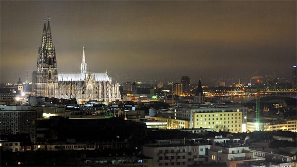 Typisch für eine Großstadt wie Köln: Es wird so viel Licht abgestrahlt, dass von den Sternen wenig bis gar nichts zu sehen ist.
