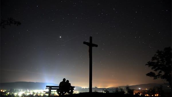 Romantisches Sternegucken ist da kaum mehr möglich. Schwach leuchtende Sterne entziehen sich den Blicken als erstes.