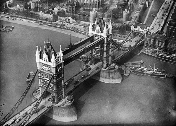 Die ersten Luftaufnahmen von Großbritannien werden derzeit digitalisiert. Darunter auch faszinierende Bilder der Wahrzeichen von London: Die neugotische Tower Bridge von 1894 und der Tower, aufgenommen im März 1921.