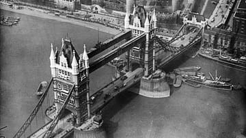 Die ersten Luftaufnahmen von Großbritannien werden derzeit digitalisiert. Darunter auch faszinierende Bilder der Wahrzeichen von London: Die neugotische Tower Bridge von 1894 und der Tower, aufgenommen im März 1921.