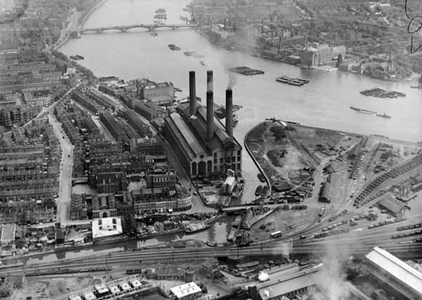 Die Lots Road Power Station in Chelsea, London, im April 1921. Sie wurde 1902 gebaut und versorgte die Londoner U-Bahn bis 2002 mit elektrischer Energie.