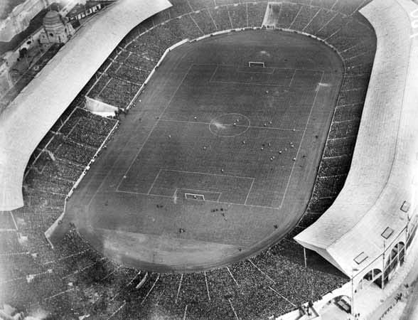 Geschichtsträchtig ist auch das Wembley-Stadion: Das Bild zeigt das FA Cup Finale zwischen Sheffield Wednesday und Cardiff City im April 1925. Das Stadion wurde 1923 gebaut. Im Jahr 2000 wurde es abgerissen und an selber Stelle neu errichtet.