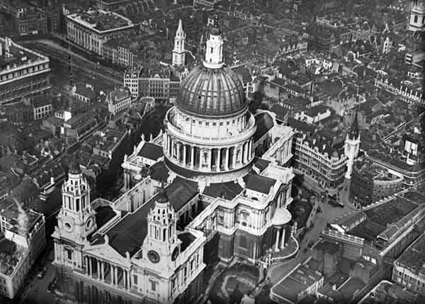 St. Paul's Cathedral im März 1921. Dort heirateten 60 Jahre später Lady Diana und Prince Charles.