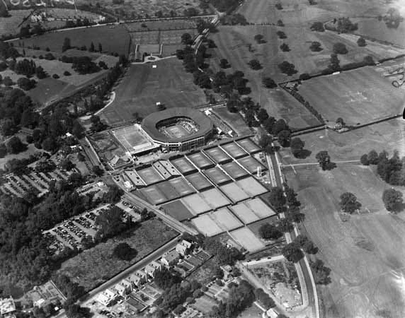 In London sind auch die Sportstätten weltweit bekannt: Hier ist der All England Lawn Tennis and Croquet Club zu sehen, auch bekannt unter dem Ortsnamen Wimbledon, im Jahr 1923.