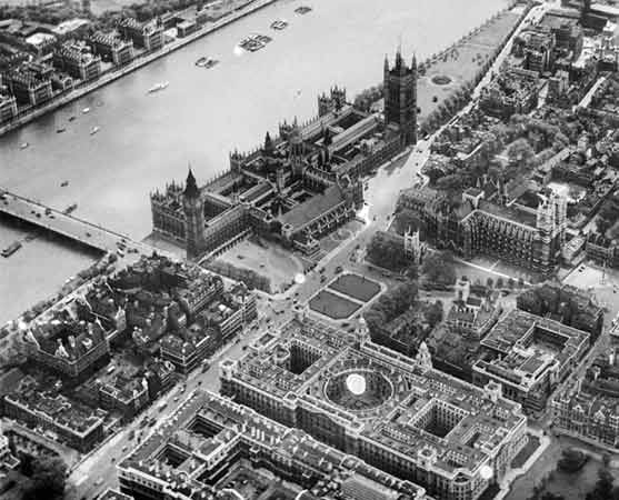 Hier tagt das britische Parlament noch heute: Houses of Parliament an der Themse im Juni 1926.