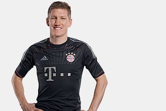 Bastian Schweinsteiger präsentiert das neue Bayern-Trikot für die Champions League.