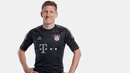 Bastian Schweinsteiger präsentiert das neue Bayern-Trikot für die Champions League. Bastian Schweinsteiger präsentiert das neue Bayern-Trikot für die Champions League.