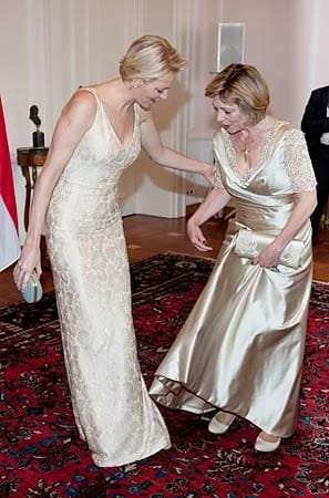 Sie trat Charlène von Monaco auf ihr Kleid. Die beiden Frauen nahmen es aber mit Humor.