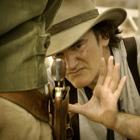 Alle Details müssen stimmen: Quentin Tarantino überprüft den Sitz von Jamie Foxx' Waffe.