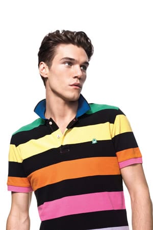 Der sportliche Mann greift in diesem Sommer zum Polohemd (von Benetton), aber selbstverständlich mit trendigen Streifen im Colour Blocking.