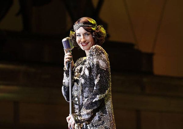 So war Popsängerin Sarah Connor im Juli 2012 bei einem Swing-Konzert auf dem Berliner Gendarmenmarkt zu sehen: im Glamour-Outfit und mit dunklen Haaren im 30er-Jahre Look.