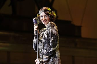So war Popsängerin Sarah Connor im Juli 2012 bei einem Swing-Konzert auf dem Berliner Gendarmenmarkt zu sehen: im Glamour-Outfit und mit dunklen Haaren im 30er-Jahre Look.
