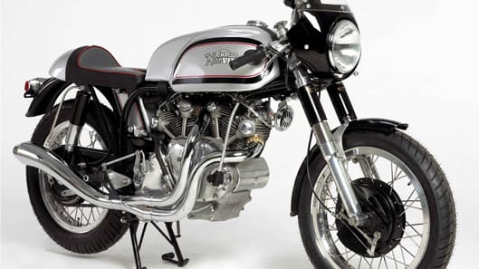 Als Grundlage für die Café Racer mussten damals die typischen Serienmodelle von Triumph, Norton oder BSA herhalten, die nach allen Regeln der Kunst umgebaut und aufgemotzt wurden. Bei einem "Norvin"-Racer gab es ein Zusammenspiel eines V-Twin-Motors von Vincent in dem beliebten "Featherbed"-Fahrwerk von Norton.