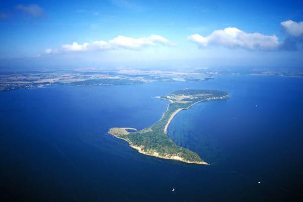 Die Insel Vilm liegt vor der Südküste der Insel Rügen und gehört zu der Stadt Putbus. Der Name leitet sich vom slawischen "ilumu" ab und bedeutet Ulme.
