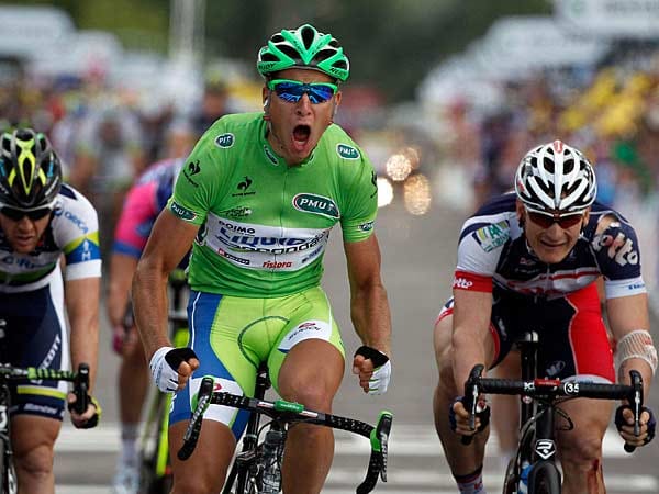 Stimmgewaltig: Während sich Peter Sagan über seinen dritten Etappensieg (sechstes Teilstück) freut, verpasst der von einem Sturz gezeichnete André Greipel (rechts) seinen dritten Erfolg nur knapp.