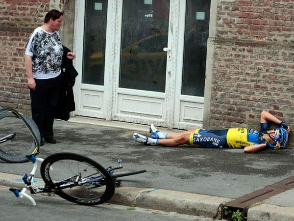 Auf dem fünften Teilstück von Rouen nach Saint-Quentin kommt es zu Stürzen. Jonathan Cantwell erwischt es schlimm, er kann sich aber ins Ziel schleppen.