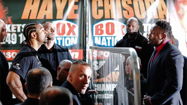 Durch einen Zaun getrennt: David Haye (li.) und Dereck Chisora.