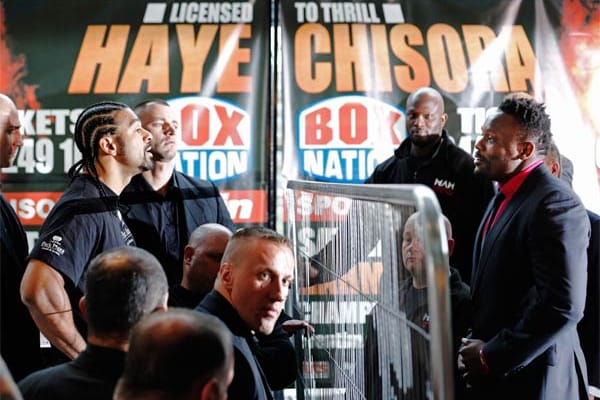 Durch einen Zaun getrennt: David Haye (li.) und Dereck Chisora.