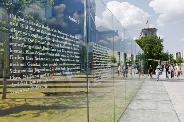 Tafeln mit dem Grundgesetz neben dem Reichstag in Berlin.