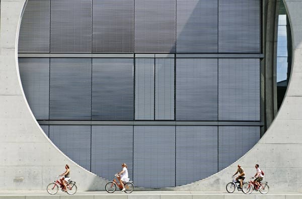 Fahrradfahrer im Berliner Regierungsviertel.