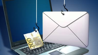 Polizei hebt Bande von Online-Kontodieben aus.