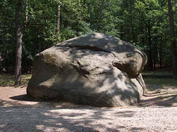 Platz 21: Der Granit-Findling Kleine Markgrafenstein bei Fürstenwalde ist einer der größten Norddeutschlands. Vor 150.000 Jahren brachte ihn ein Gletscher aus Südschweden nach Brandenburg.