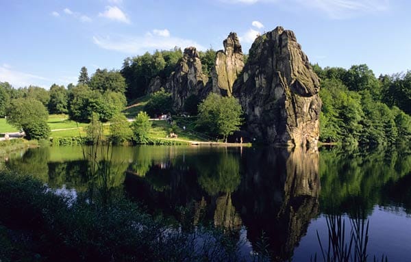 Platz 17: Die Externsteine bei Horn-Bad Meinburg sind ein spektakuläres erdgeschichtliches Monument des Teutoburger Waldes in Nordrhein-Westfalen.