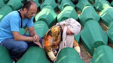 Erst kürzlich identifizierte Opfer des Massakers von Srebrenica wurden jetzt beigesetzt Erst kürzlich identifizierte Opfer des Massakers von Srebrenica wurden jetzt beigesetzt