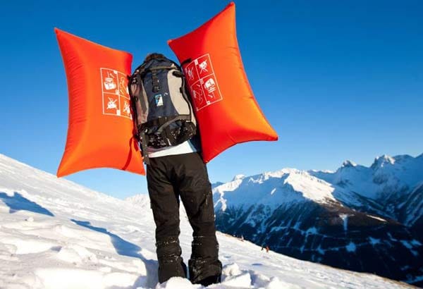 Ein spezieller Airbag-Rucksack steigert die Überlebenschancen von Lawinenopfern.