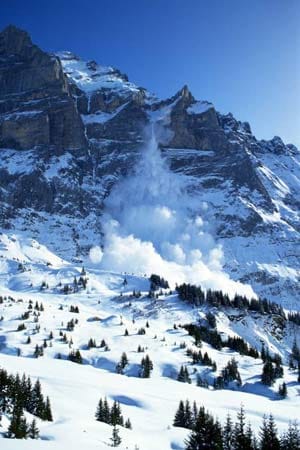 Neben Lockerschnee- und Schneebrettlawinen gibt es auch Staublawinen, wie hier am Wetterhorn in Grindelwald in den Schweizer Alpen. Große Schneemassen stürzen einen steilen Hang hinab. Der Schnee wird aufgewirbelt, sodass ein Schnee-Luft-Gemisch entsteht. Eine Staublawine kann über 300 Kilometer pro Stunde erreichen.