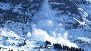 Neben Lockerschnee- und Schneebrettlawinen gibt es auch Staublawinen, wie hier am Wetterhorn in Grindelwald in den Schweizer Alpen. Große Schneemassen stürzen einen steilen Hang hinab. Der Schnee wird aufgewirbelt, sodass ein Schnee-Luft-Gemisch entsteht. Eine Staublawine kann über 300 Kilometer pro Stunde erreichen.