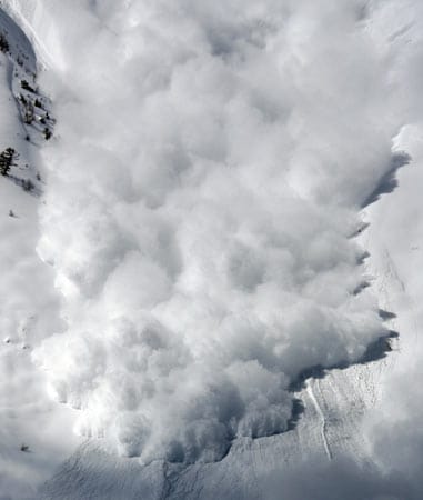 Auf diesem Bild donnert eine ebenfalls künstlich ausgelöste Lawine ins Sionne-Tal in Anzere in der Schweiz.