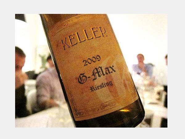 Und hier ein Wein für den nächsten Lottogewinn: Riesling G-Max 2009 Kaus Keller Rheinhessen: stoffig, konzentriert, herrlich viel Frucht und Substanz, dabei komplex, kraftvoll, faszinierend lang... Eine Flasche ging bei einer Auktion im Herbst 2010 für genau 3.998,40 Euro an einen Luxemburger Sammler.
