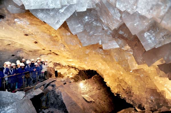 Platz 16: Weltweit einzigartig und heute in 800 Meter Tiefe zu besichtigen - die Kristallgrotte im thüringischen Erlebnisbergwerk Merkers mit ihren bis ein Meter großen Salzkristallen.