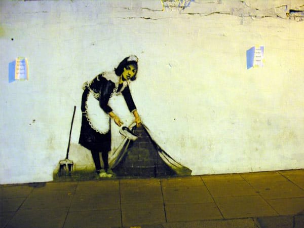 Renner auf den Märkten in London sind aber gegenwärtig T-Shirts mit den Motiven des Graffiti Künstlers Banksy, der mit viel Ironie die Londoner Szene beobachtet. In seinen Bildern werfen beispielsweise Streetfighter nicht mit Steinen, sondern Blumen oder wie hier, ein Zimmermädchen, das versucht etwas "unter den Teppich" zu kehren.