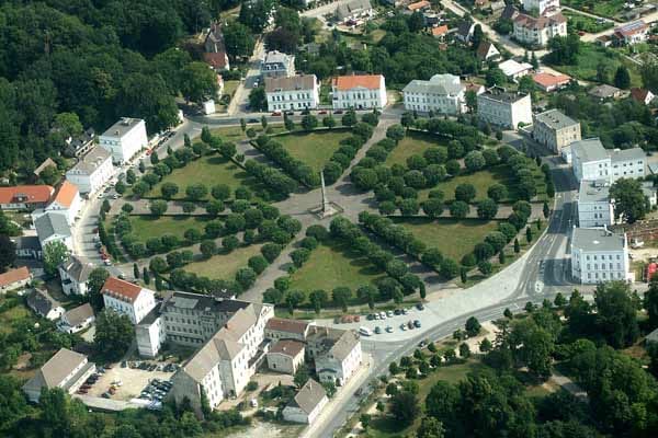 Der Circus Putbus gilt als der letzte einheitlich ausgeführte Rondellplatz in Deutschland, den Fürst Wilhelm Malte I. bis 1845 mit klassizistischen Häusern umbauen ließ.